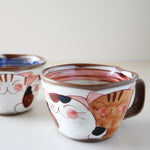 Load image into Gallery viewer, Nakayoshi Neko Hasami Cat Mug
